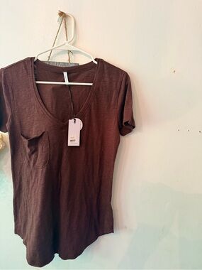 NWT Z-Supply Women’s V-Neck Pocket Tee - Dark Brown